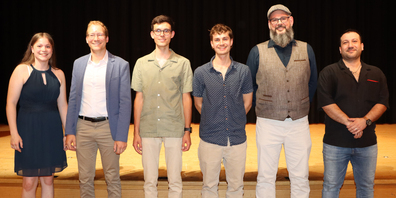 Carmen Rutz (v.l.), Yves Schnetzer, Manuel Gort, Sandro Wild und Andreas Stump wurden für ihre hervorragenden Lehrabschlussprüfungen als Schreinerin und Schreiner geehrt. Soran Fadavi (rechts) ist der bester Schreinerpraktiker im Kanton St.Gallen. Foto: Ralph Dietsche