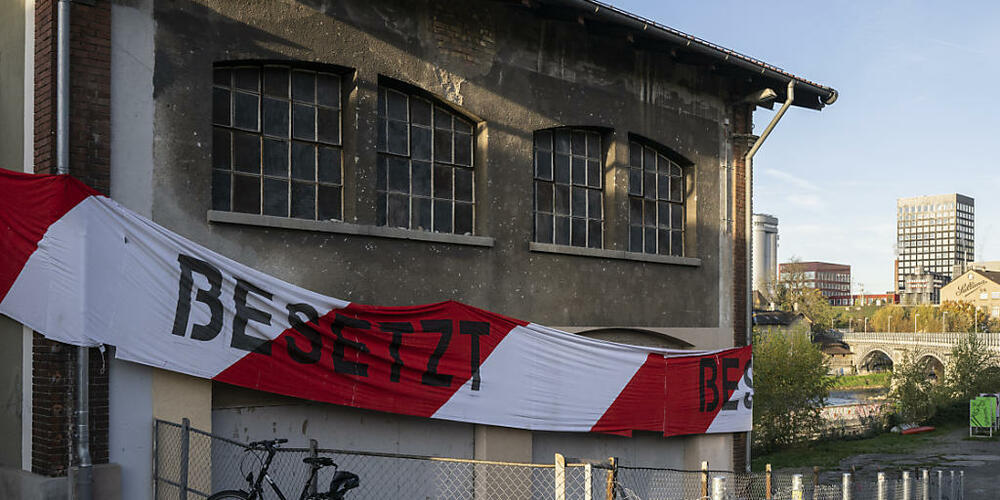 Das Kesselhaus an der Limmat wurde 2022 ein erstes Mal besetzt – nun soll darin eine Schulschwimmanlage eingebaut werden. (Archivbild)