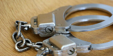 Zwei mutmassliche Täter wurden nach einem Überfall von der Zuger Polizei festgenommen. (Symbolbild)