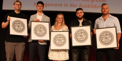 Sie waren die besten Fleischfachleute dieses Jahrganges: Manuel Scherrer (Note 5,3 EFZ, Seuzach, Micarna AG, Bazenheid), Ralph Mock (5,7, EFZ, Abtwil, Metzgerei Ehrbar, Mörschwil), Karin Späni (5,4 EFZ, Studen SZ, Dorfmetzg Schnidrig, Einsiedeln), Eduard Danylo (5,6, EBA, St.Gallen, Ernst Sutter AG, Gossau) und Oktawian Czoch (Note 5,5, EBA, Staad, Micarna AG, Bazenheid)