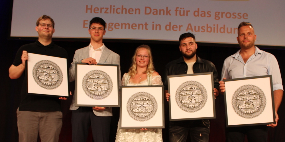 Sie waren die besten Fleischfachleute dieses Jahrganges, von links: Manuel Scherrer (Note 5,3 EFZ, Seuzach, Micarna AG, Bazenheid), Ralph Mock (5,7, EFZ, Abtwil, Metzgerei Ehrbar, Mörschwil), Karin Späni (5,4 EFZ, Studen SZ, Dorfmetzg Schnidrig, Einsiedeln), Eduard Danylo (5,6, EBA, St.Gallen, Ernst Sutter AG, Gossau) und Oktawian Czoch (Note 5,5, EBA, Staad, Micarna AG, Bazenheid). 