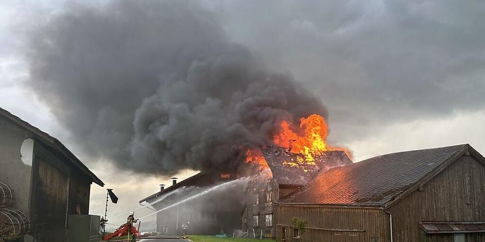Das Bauernhaus in Hundwil AR wurde von einem Blitz getroffen.
