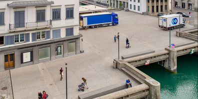 Auf der Rathausbrücke im Zürcher Kreis 1 verschwinden die bisherigen Verkaufsstände im Zuge des geplanten Neubaus.