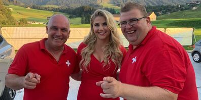 Ganz in Rot: Schlagerstar Beatrice Egli zusammen mit Patrick Koller (l.) und Charly Bereiter (r.) von den Partyhelden. 