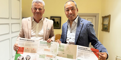 Stadtrat Jigme Shitsetsang (r)und Departementsleiter Donat Ledergerber (l) präsentieren den Flyer, der in diesen Tagen in alle Wiler Haushalte verteilt wird