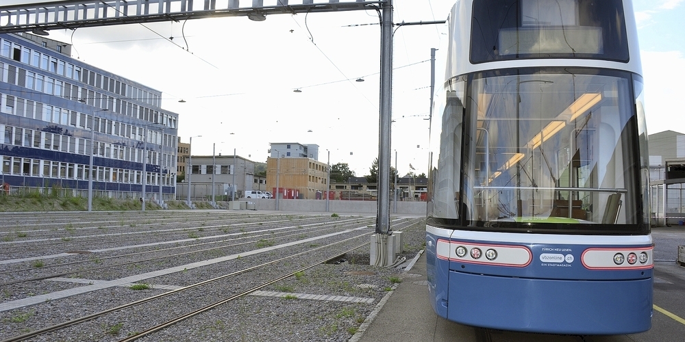 Wer wollte, konnte kürzlich die neue Tram-Abstellanlage Silberwürfel in Altstetten besichtigen. Dort haben 26 VBZ-Trams ihr Zuhause.