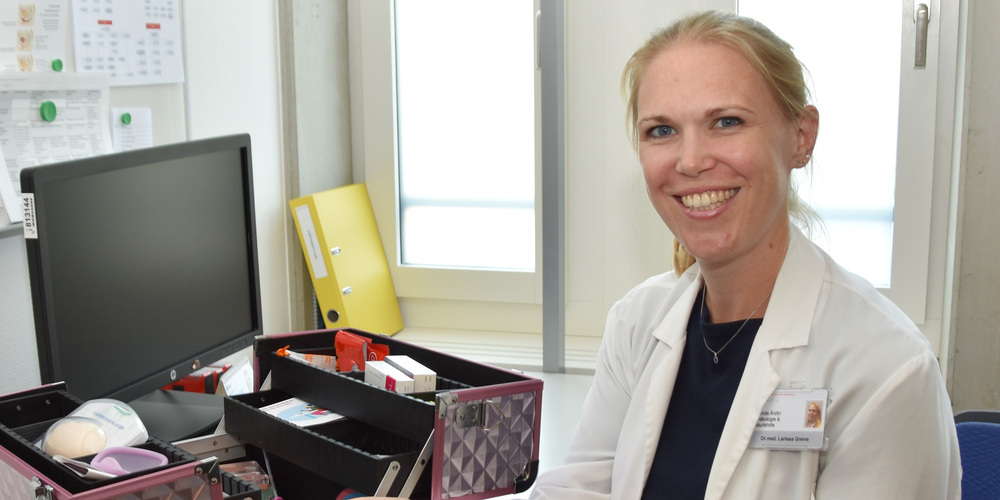 Im Koffer hat Dr. med. Larissa Greive, Leitende Ärztin Gynäkologie & Geburtshilfe, diverses Anschauungs- und Erklärungsmaterial für Beratungsgespräche im Rahmen der kinder- und jugendgynäkologischen Sprechstunde im Spital Wil.