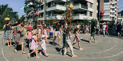 Die Anwohnerinnen und Anwohner geizen nicht mit ihrer Kreativität. Vor allem die vielen Kinder tragen prächtige Kostüme und Umhänge, sind kunterbunt geschminkt und tragen farbenfrohe Kleister-Figuren herum.