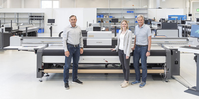 Der 2000. Drucker ist bereits im Bau. Einer der swissQprint-Gründer, Reto Eicher (rechts), mit Carmen Eicher (CSMO) und Kilian Hintermann (CEO).