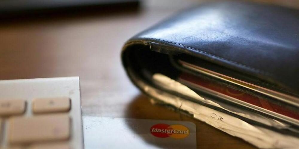 Karte statt Bargeld: Nach dem Aargauer Regierungsrat will auch das Kantonsparlament nichts von einer Bezahlkarte für Asylsuchende wissen. (Symbolbild)