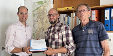 Die Übergabe der Unterschriften (v.l.n.r.): Marcel Fürer (Gemeinderatsschreiber), Manuel Cadonau (Gründer der Initiative) und Bernhard Weiss (Mitglied des Initiativkomitees)