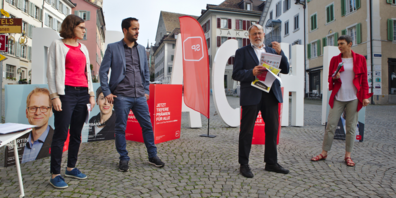 Max Lemmenmeier, Präsident der SP St.Gallen, präsentiert Kandidaten und Plakate. (Foto: Dan Kamm)