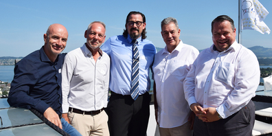 Regierungsrat Xaver Schuler (r.) im Gespräch mit den Betreibungsbeamten aus Ausserschwyz: (v. l.) Daniel Rack, Schübelbach; Rudolf Stählin, Altendorf und Lachen; Patrick Rütsche, Präsident des Verbands der Betreibungsbeamten des Kantons Schwyz und Betreibungsbeamter Höfe; David Bruhin, Wangen. 