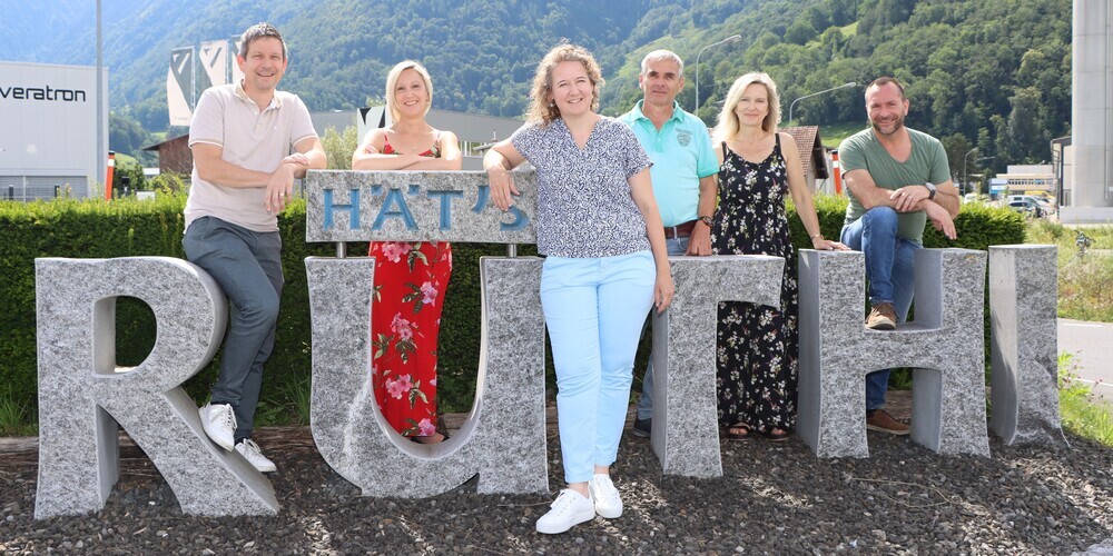 Die Kandidaten von Die Mitte Rüthi: Schulpräsident Daniel Bösch (v.l.), Gemeinderätin Caroline Winter, Gemeinderatskandidatin Sibylle Baumgartner-Büchel, GPK-Präsident Martin Koller, Oberstufenschulratskandidatin Yvonne Schneider-Niederer und Bernhard Schneider, Präsident der Ortsverwaltung. Foto: pd.