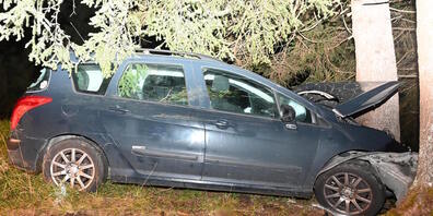 Dank einer sofort eingeleiteten Fahndung durch die Kantonspolizei St.Gallen, mit Hilfe von Drohnen und Hunden, konnte die 56-jährige Autofahrerin rund zwei Stunden später verletzt in der Nähe angetroffen und festgenommen werden