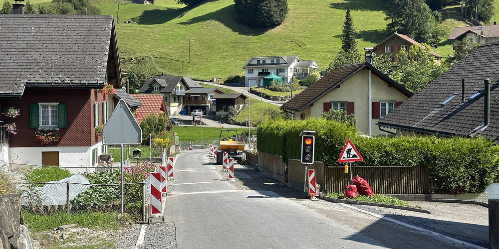 Für nächste Woche sind an der Satteleggstrasse Belagsarbeiten geplant. Dafür kommt es an vier Tagen auf der Strasse zu Total-Sperrungen. 
