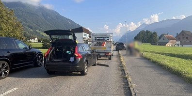Als der Lieferwagen verkehrsbedingt bremste, fuhr ihm das Auto dahinter auf. Durch die Wucht prallte der Lieferwagen danach in ein Auto vor ihm.