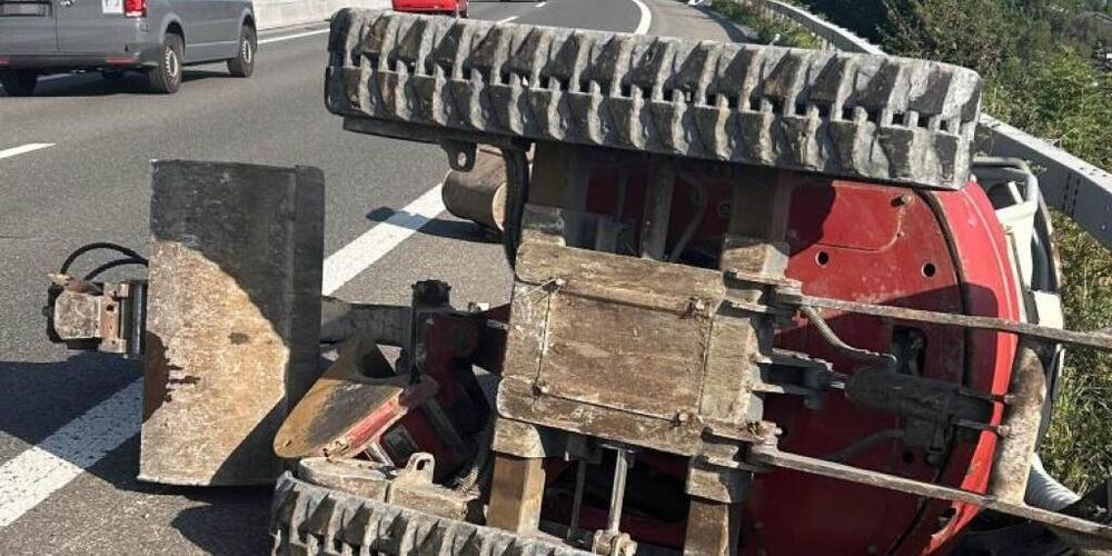Der Bagger kam umgekippt auf dem Pannenstreifen zum Stillstand.
