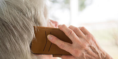 Das Bewerbungsprozedere für Stadtzürcher Alterswohnungen bleibt digital. "Seniorinnen und Senioren leben nicht hinter dem Mond", fand der Gemeinderat. Die SVP war der Ansicht, dass 80-Jährige keine Online-Bewerbung ausfüllen könnten. (Symbolb...