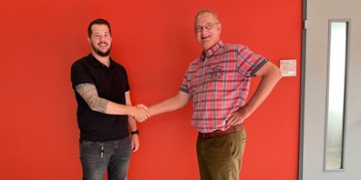 Michael Gutermann (r.) übergibt die Leitung des Steueramtes an Patrick Bodenmann (l.). (Bild: Stadt Kloten)