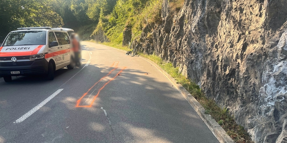 An dieser Stelle auf der Strasse zwischen Amden und Weesen stürzten ein 56-jähriger und 55-jähriger Velofahrer schwer. Der Unfallhergang ist noch unklar.
