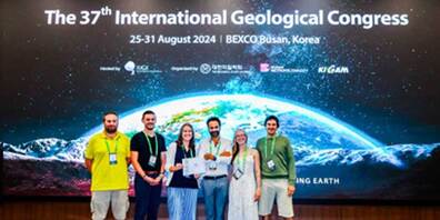 The Swiss delegation together with Asier Hilario, President of the IUGS International Commission on Geoheritage, who coordinated the First and Second 100 sites. The people in that photo from left to right are: Valentin Jamart, Gaëtan Potin, Allison Daley, Asier Hilario, Harriet Drage, Damien Pas (all from UNIL, except Asier Hilario). Foto credit: Valentin Jamart (UNIL)