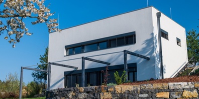 Ab 1. Oktober 2024 werden auch Photovoltaik-Anlagen an Fassaden gefördert.