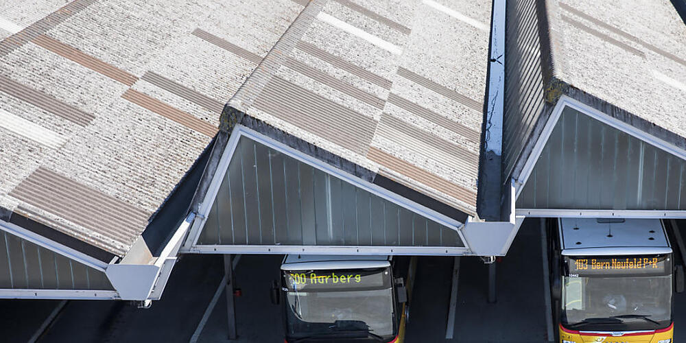 Das Rufbus-Angebot soll unter anderem bestehende Postautolinien ergänzen. Im Bild zu sehen sind abfahrbereite Postautos beim Hauptbahnhof in Bern. (Archivbild)