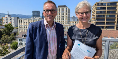 Barbara Thalmann, Stadtpräsidentin Uster, nimmt den lokal+fair-Award von Faire Märkte Schweiz für die Gemeinde Uster entgegen (mit FMS-Präsident Stefan Flückiger).