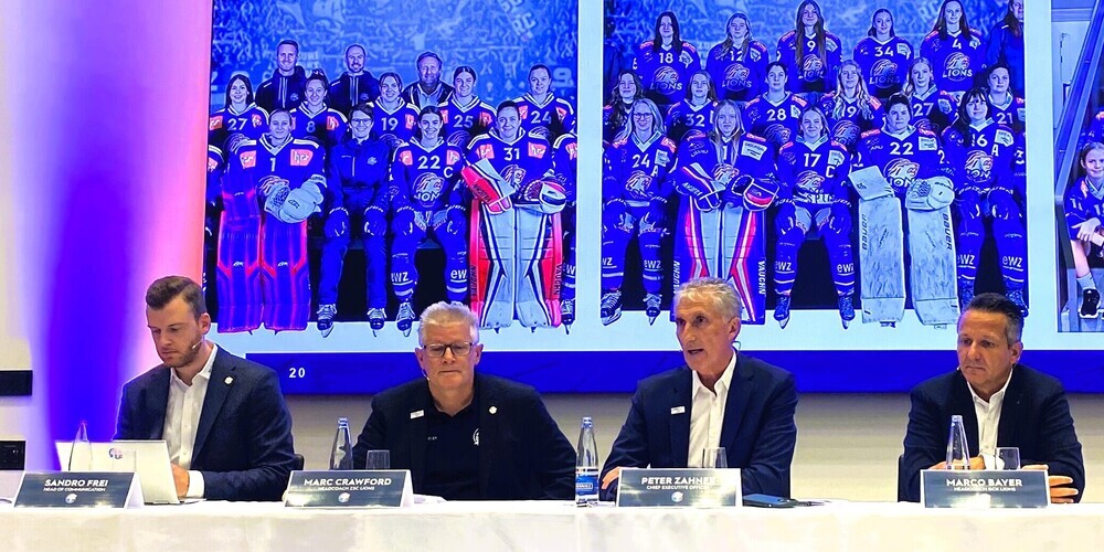 Crawford (2.v.l.) geht, Bayer (r.) übernimmt.