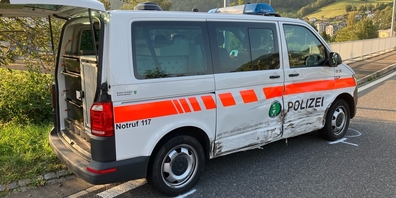 Auf einer dringlichen Dienstfahrt verliess das Polizeifahrzeug in Mollis die A3 in Richtung Weesen und geriet selbst in einen Unfall.