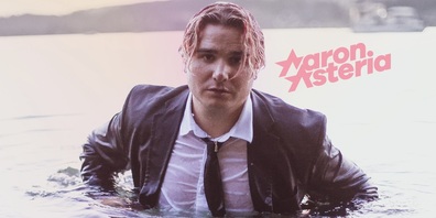Cover Bild des neuen Songs «Holy Water von Aaron Asteria