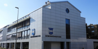 Das Budget 2025 der Gemeinde Egg weist ein Defizit auf, das im Vergleich zum Vorjahr mehr als halbiert wurde.