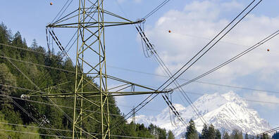 Stromleitungen bei Sils im Domleschg in Graubünden. Repower gibt gesunkene Netzkosten in Form einer Preissenkung an die Kunden weiter. (Archibbild)
