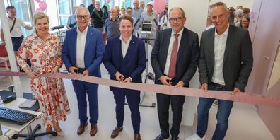Klinikdirektorion Dr. med. Dana Zemp bei der feierlichen Eröffnung der neuen Panorama-Therapieräume der Rheinburg-Klinik Walzenhausen mit Dölf Biasotto, Regierungsrat Kanton Appenzell Ausserrhoden, Yves Noël Balmer, Landammann Appenzell Ausserrhoden, Bruno Damann, Regierungsrat und Leiter des Gesundheitsdepartements des Kantons St.Gallen, und Dr. Till Hornung, CEO der Kliniken Valens (v.l.n.r.).