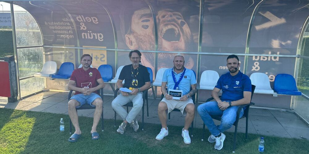 Von links: Egzon Shabani (FC Altstätten), Natal Schnetzer (Verleger rheintal24), Yalcin Yümlü (Fussballchef rheintal24), Orhan Ademi (FC Widnau)