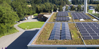 Die SAK senkt für kommendes Jahr die Strompreise. Im Bild zu sehen ist ein Kraftwerk der SAK mit einer Solaranlage auf dem Dach und an der Fassade in Wittenbach SG. (Archivbild)