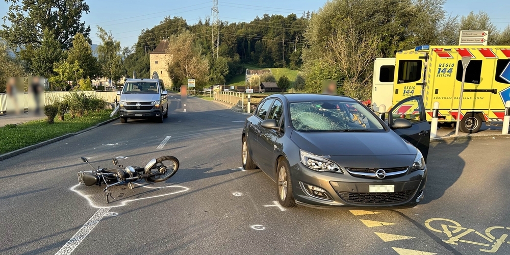 Als die Mofafahrerin von der Grynau- in die Allmeindstrasse abbiegen wollte, wurde sie vom überholenden Auto erfasst