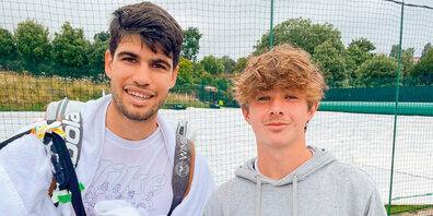 Fast auf Augenhöhe : Flynn Thomas (rechts) und Wimbledon-Sieger Carlos Alcaraz.