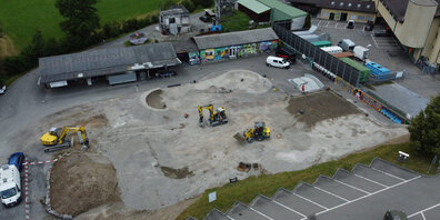 Auf dem Holflüe-Areal entsteht der neue Pumptrack mit Spielplatz und Mietstation (Stand Juli 2024).