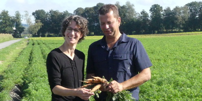 Carmen und Heinz Nüesch auf einem Rüebli-Acker