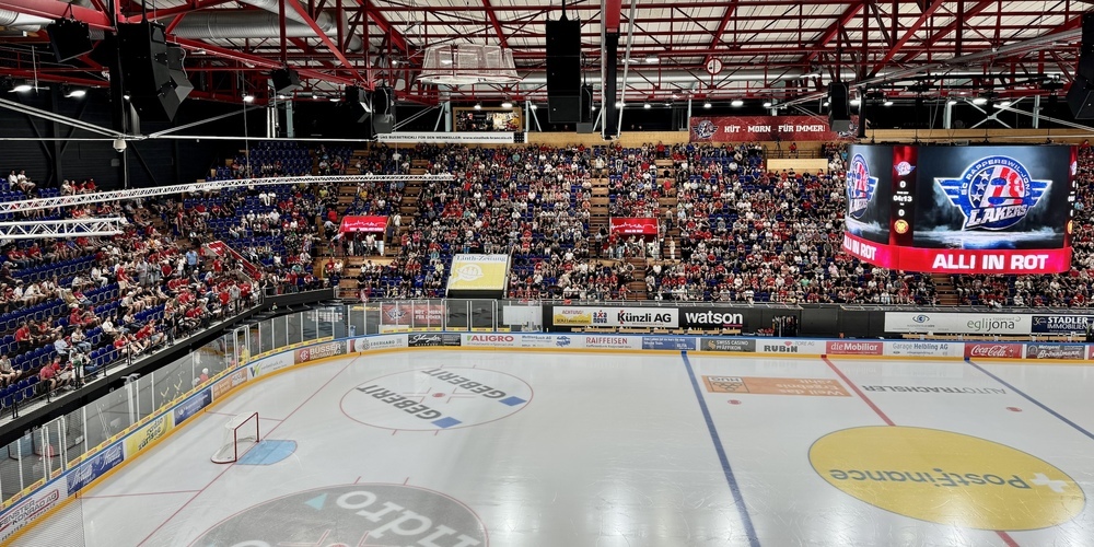 Blick von den Rängen der SGKB Arena in Rapperswil auf das Eis. (Archivbild)