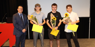 Verbandspräsident Andreja Slavik (v.l.) mit den frisch gekürten Konstrukteur-Champions  Gabriel Krötz, Jann Baumgartner und Maximilian Meichelböck an der OBA in St.Gallen