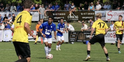 Kevin Egbon (Bildmitte) entschied die Partie in der letzten Runde in Bazenheid mit seinem Siegtreffer in der Nachspielzeit. 