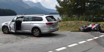 Bei dem Zusammenstoss mit dem links abbiegenden Auto verletzten sich die Beifahrerin des Motorrads schwer und dessen Lenker mittelschwer.