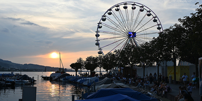 Der legendäre Sonnenuntergang Lachens war am Samstag nicht so atemberaubend wie auch schon, aber ganz schön. Es war bis in die Nachtstunden hinein angenehm warm und das Chilbi-Gelände war rege bevölkert.