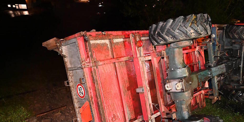 Der 56-jährige Mann geriet unter das Fahrzeug und verletzte sich schwer.