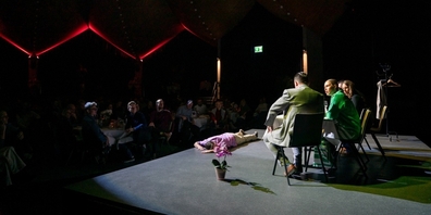 Nach drei ausverkauften Vorstellungen mit dem Krimi «Heisse Nächste im El Flamingo» kommt die Krimitheater-Gruppe zurück auf die Bühne!