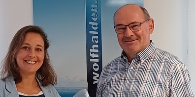 Martina Oehry (links), die ehemalige Gemeindeschreiberin von Wolfhalden, mit dem Gemeindepräsidenten Gino Pauletti (rechts) Bild: zVg