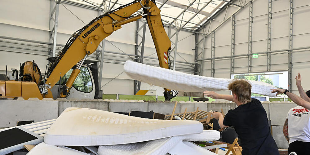 In Zürich-Affoltern steht neu der temporäre Recyclinghof Looächer.